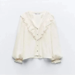 Vit zara blus  - vit volang blus från zara i väldigt bra skick❤️använd få gånger och är i storlek S men sitter som både xs/m💓