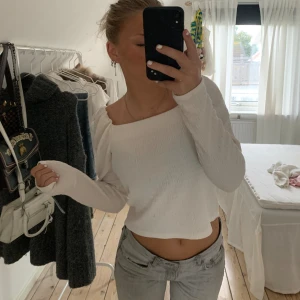 Vit topp långärmad - Vit topp i nytt skick, använt en gång☁️