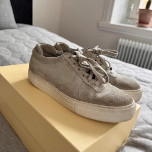 Axel arigatos skor  - Ett par gråa Axel arigatos skor som jag säljer på grund av att jag har växt ur dem. Dem är i storlek 40 och är relativt nya. 