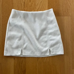 Vit kjol - Vit kjol från Gina i strl xs/s
