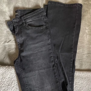 Svarta flared jeans från ONLY - Säljer ett par svarta flared jeans från ONLY i storlek S då de tyvärr är för små för mig. Nypris är 549kr. 