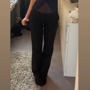 Lågmidjade Kostymbyxor från BikBok - Lågmidjade kostym byxor ifrån BikBok i storlek 36. Knappt använda, jag är 165.  Priset kan diskuteras ❣️