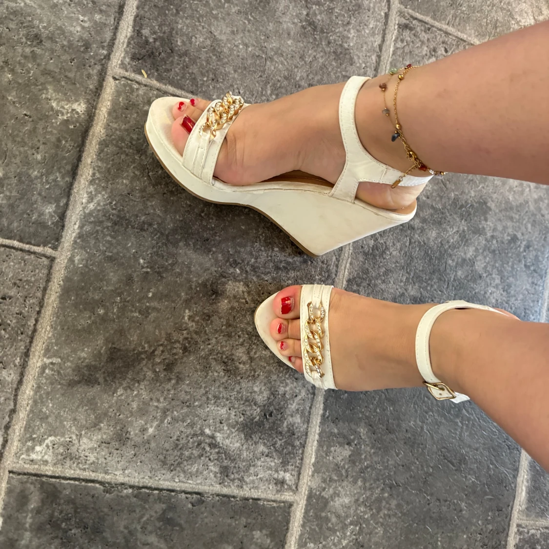 Vita sandaler med guldkedja - 90