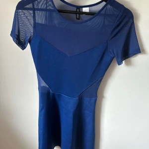 Mörkblå klänning  - Mörkblå klänning från H&M i storlek 34. Använd fåtal gånger och därmed i bra skick. När upptill och lite vid magen. 