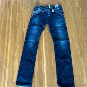 Guess blå - Snygga blåa guess jeans med detaljer i silver.Om ni har frågor är det bara att skriva :).