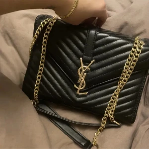 Ysl väska  - Säljer denna jätte fina ysl väska då den inte andvänds💗 men skicket är som ny Obs lånade bilder