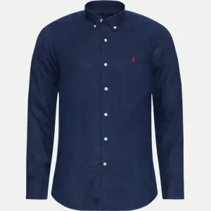 Det är två st Ralph Lauren skjortor båda sitter som M och är väldigt snygga nästan aldrig använda och i bra skick (ostrukna) dom bägge passar perfekt som overshirt nu fram åt hösten så passa på. Jag svarar så snabbt jag kan 😋!!! Skriv gällande frågor