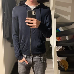 Zadig Voltaire zip  - Zadig Voltaire zip hoodie i tunnare material. Mönster vid armbågarna nypris 6000kr