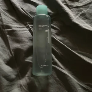 Pure full calming herb toner, Numbuzin  - En återfuktande och lugnande toner från Numbuzin, en jätte bra toner för alla hudtyper och är skit bra innan krämer då den gör att din hud absorberar bättre och du får snabbare och bättre resultat Jag har använt den ca 4 gångerosäljspgaattjagefattig😘