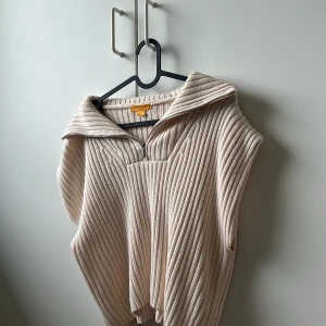 Mysig stickad ”väst” - Storlek 158/164. Motsvarar ungefär en xs!