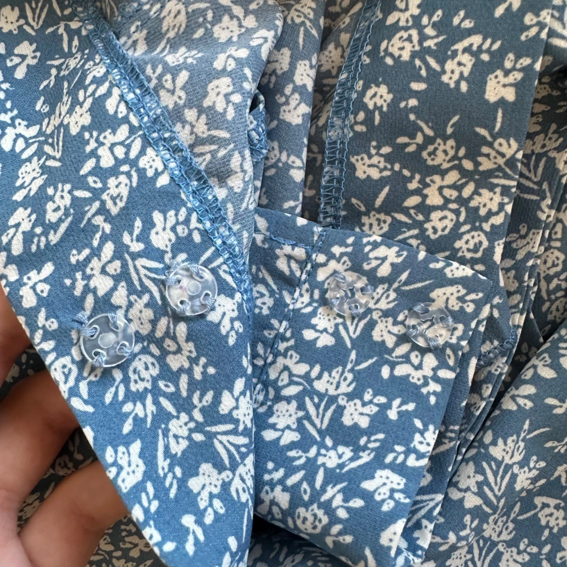 Blå blommig kjol med volang - 90