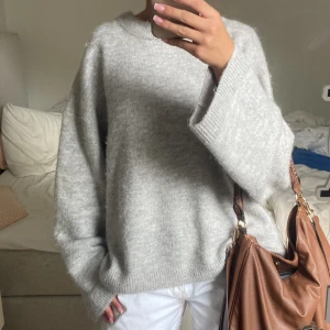 Grå stickad tröja  - Grå stickad tröja från Gina. Den är i storlek L, så om någon vill byta mot en i storlek m så gör jag gärna det❤️ men annars köp för 250!🫶🏼