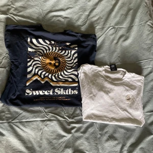 Sweetsktb t-shirts  - Mörkblå Sweetsktb t-shirt Vit Sweetsktb t-shirt Skriv så kan vi bestämma pris BILIGARE vid köp utav fler t-shirts 