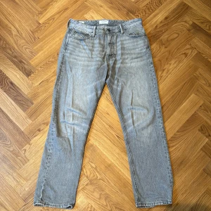 Jack & Jones jeans - Ett par gråa Jack & Jones jeans i storek 32/32. Byxorna är använda men har inget slitage eller defekter. Org pris 600kr Skriv vid frågor!