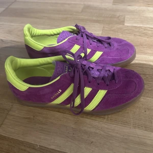 Adidas gazelle - Adidas gazelle i lila färg. Storlek 37. Använda få gånger.