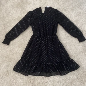 Säljer den här fina klänningen😍 - Använd 1 gång  Kan ha den på kalas, disco