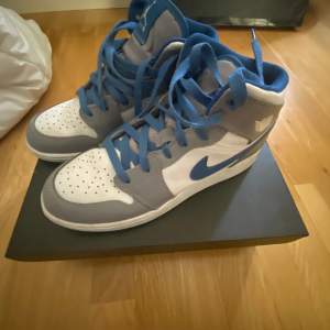 Jordan 1 mid true blue i storlek 39. Dessa är knappt använda då jag växte ur de direkt och säljer de nu istället rätt så billigt för vill bara bli av med de. Om du söker efter ett par fräscha Jordan 1or så är dessa perfekta