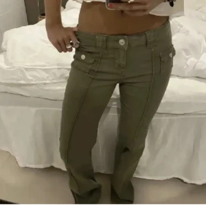 Hm jeans - Populära gröna hm jeans som är slutsålda. Dessa sitter perfekt på mig som har 36 vanligtvis men är i storlek 38. De är alltså mindre i storlek! 