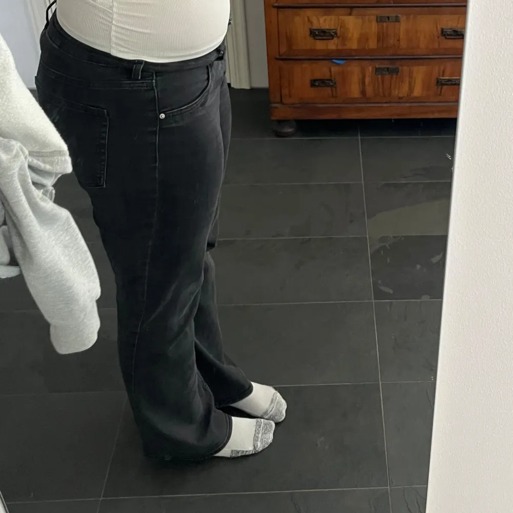 Jättefina sköna bootcut jeans från HM. Säljer då jag har två 💗 nyskick men lite urtvättade . Jeans & Byxor.