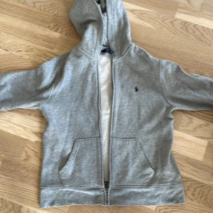 Ralph Lauren zip  - Väldigt bra skick 😊 tröjan ser skrynklig ut på bild men det är den inte när man man har på den 👍 storlek 10-12 år passar bäst på 150-155cm 😊 pris är diskuterbart.
