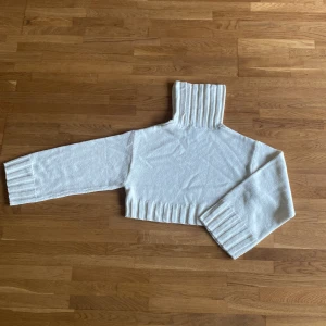 Fina stickat beige grövre med nervikbar nacke - Aldrig använd mycket bra skick