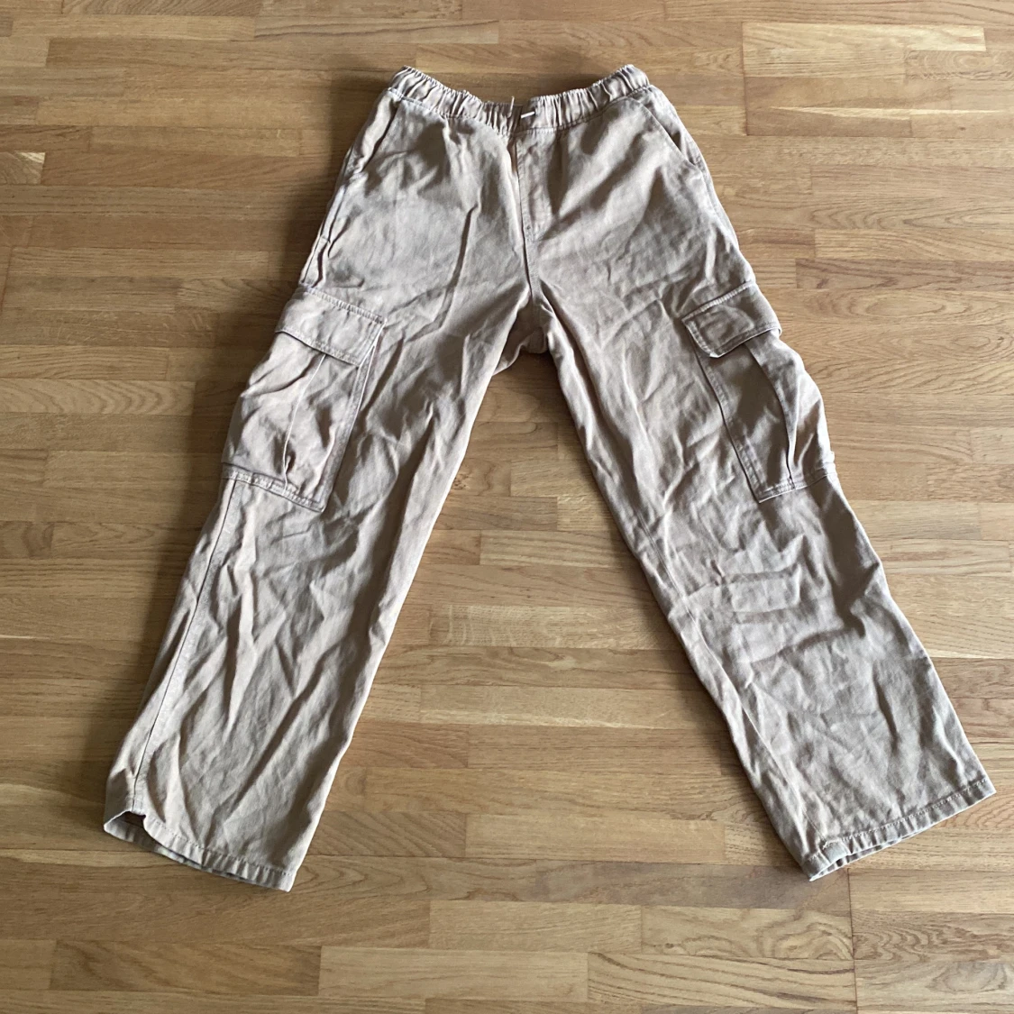 Beige/bruna cargo byxor med fickor