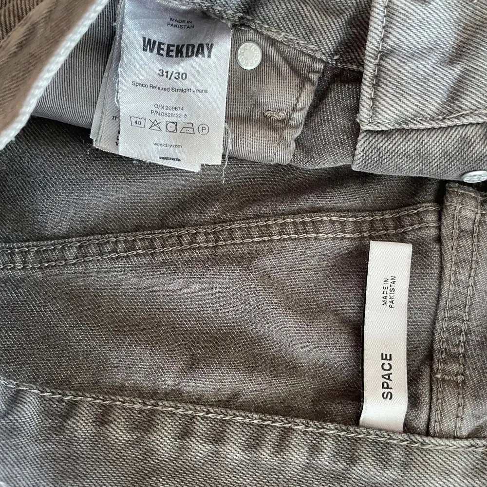 Säljer ett par grå jeans från Weekday i modellen Space. De har en straight/loose passform och är i strl 31/30, inköpta på weekdays hemsida för 600kr. Tveka inte på att höra av dig vid frågor!. Jeans & Byxor.