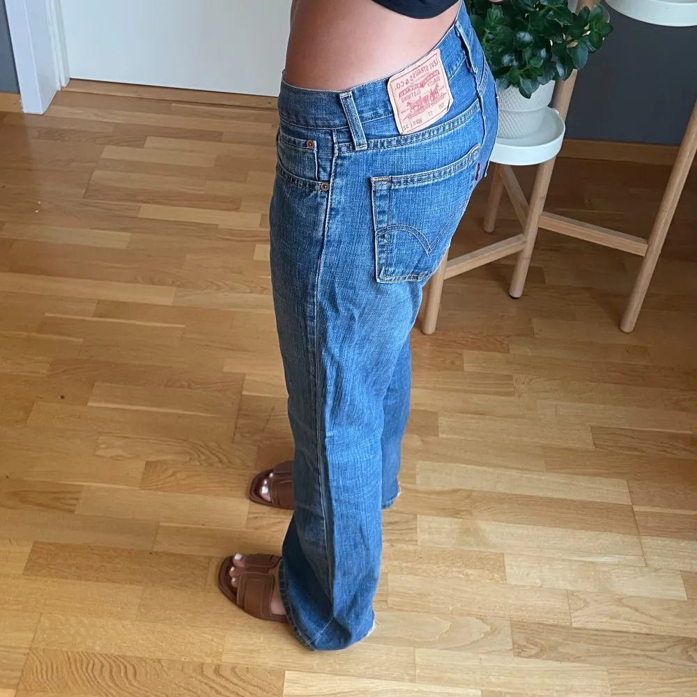 Lågmidjade Levis jeans i storlek 27/32, jag är 165 💓 Perfekta för hösten! . Jeans & Byxor.