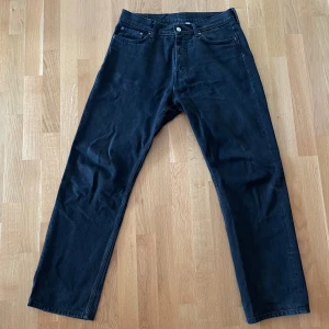 Weekday Jeans - Svarta loose fit jeans från Weekday i modellen ”space”. Storlek 31/32 och mycket sparsamt använda Inköpta på weekday i gbg för 600kr.  Tveka inte på att höra av dig vid funderingar! 