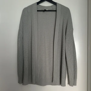 Cardigan - En grå cardigan från H&M. Använd fåtal gånger, Storlek Xs