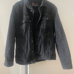 SVART JEANSJACKA - Säljer denna svarta jeansjacka från Denimprojekt, köpt på Zalando. 