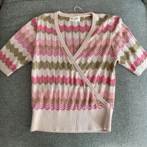 Rosa topp - Jättefin rosa topp som glittrar lite. Köpt begagnad, men fortfarande fint skick!!😁