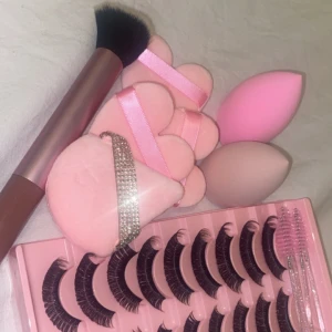 Mini kit. - 2 beauty blenders. 1 smink borste. 3 hjärtformade puderpuffar. 1 triangelformad puderpuff. Lösögonfransar 9 st (par). 4 fransborstar. (Från Shein) 80kr.