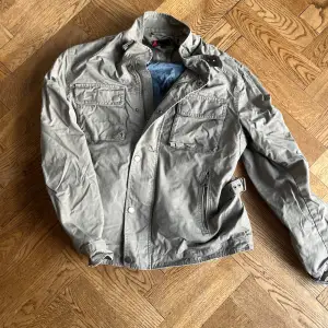 Skit fet field jacka overshirt från dressman i grå färg. Storlek S  Nypris 1500