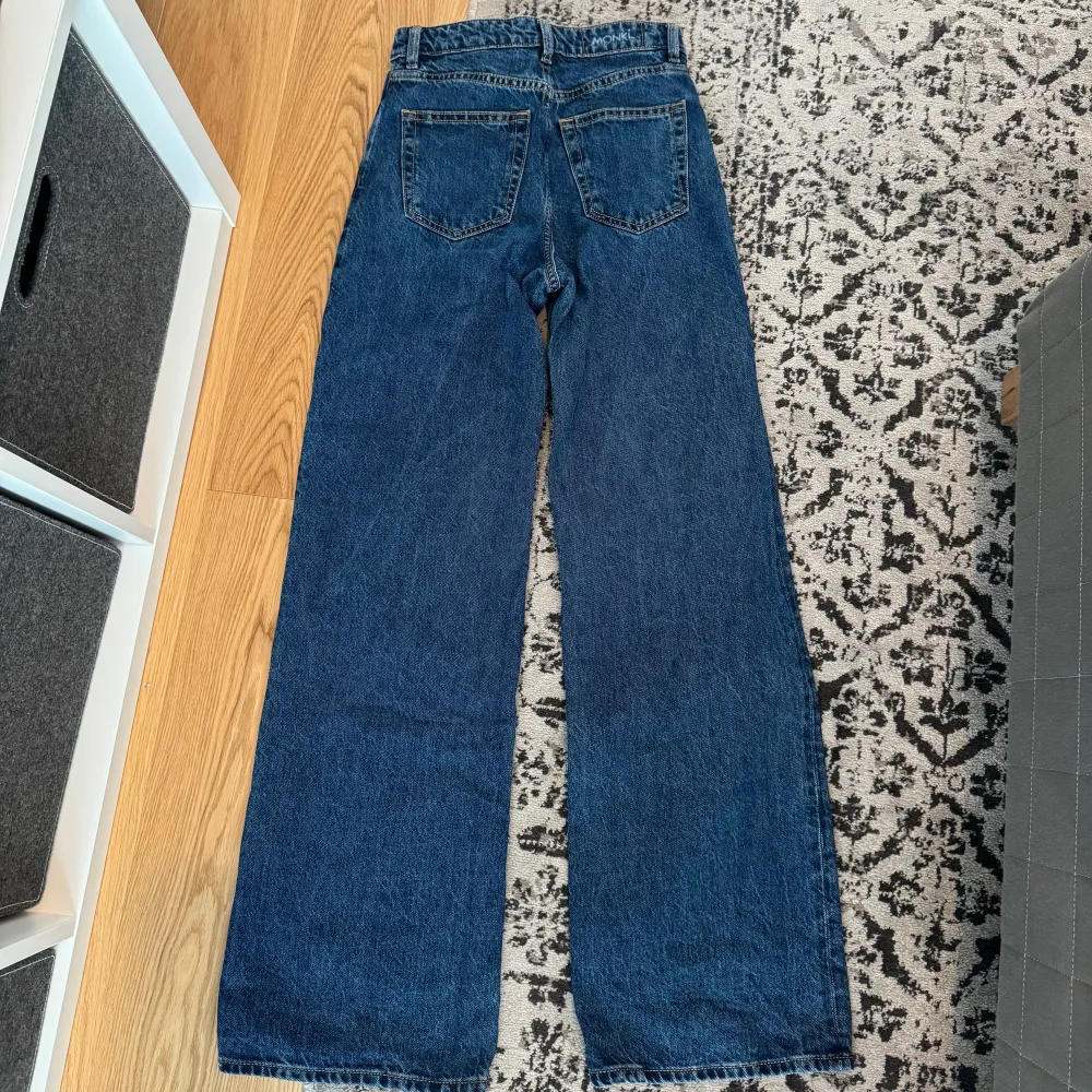 Ett par blåa Monki jeans i storlek W25 som jag använt ca 3 gånger (passar mig inte längre). De har hög midja och är wide leg. Köpte de för 500 kr, men säljer för 150 kr. Vill man ha mer info är det bara att skriva🤍 . Jeans & Byxor.