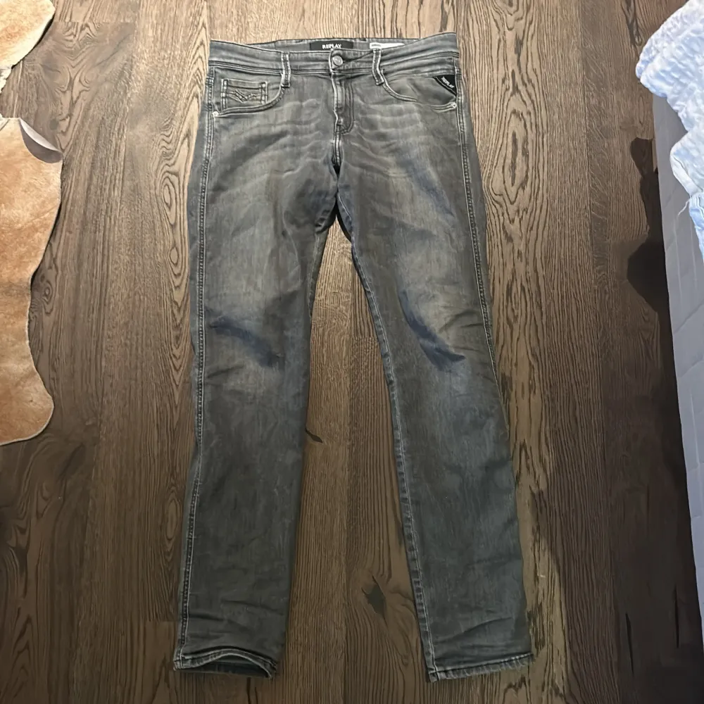 Halloj! Säljer mina gråa Replay jeans av modellen anbass, i storleken 30/32. Det är bara att hojta ifall du är intresserad😁. Jeans & Byxor.