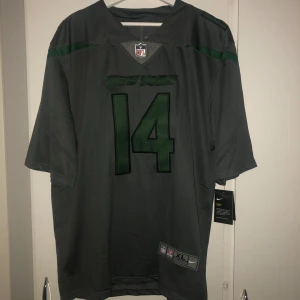 NFL jersey, ny mer prislapp  - NFL jersey Storlek: XL Skick: ny med prislapp  Pris: 400