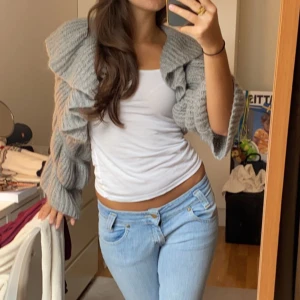 Bolero - Säljer denna SÅ snygga volang-boleron i mycket fint skick. I strl onesize men passar xs-m.☺️❤️