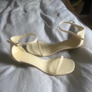 Balklackar - Säljer mina balklackar från Mango! använda en gång 💛 Pris kan diskuteras !!💘