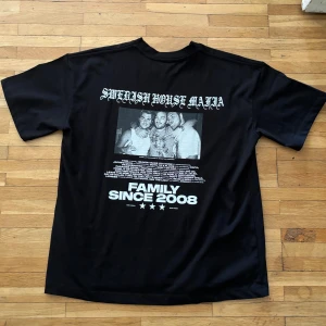 Swedish House Mafia Family Tee - Säljer denna feta SHM tisha då den va för stor. Passar oversised. Slutsåld från deras hemsida som den är köpt från. Endast testad. Storlek S passar M-L. Pris kan självklart diskuteras