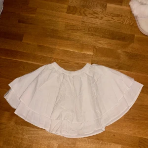 Kjol - En vit volang kjol i väldigt fint skick, endast använd ett fåtal gånger 💕kan användas som topp också!  Storlek: 34 (passar 36/S också)