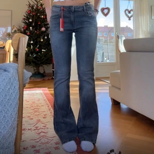 diesel ebbey bootcut jeans - de första bilderna är när de va nya. de har anvönds flitigt men inga defekter, endast att de är skrynkliga nere vid vaderna men det kan man stryka bort. jag har sytt in ett gummiband i midjan pga de var för stora, det kan man ta ut dock passar typ al