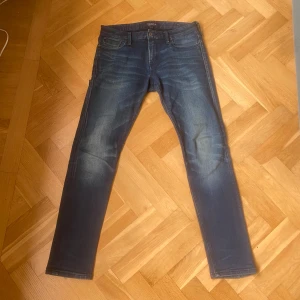 Scotch&Soda jeans - Blå jeans från Scotch&Soda i toppskick. 31/32. Pris: 399kr