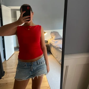 Röd topp - Säljer en röd topp från zara i storlek M. Den har bara använts 1 gång tidigare och är i mycket bra skick