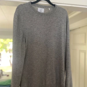 100% Kashmir tröja - Säljer min fina och sköna 100% Kashmir sweatshirt från bläck i storlek L. Inte så mycket använd därav bra skick! Bara att höra av sig vid fler frågor eller funderingar, priset kan diskuteras vid snabb affär😁