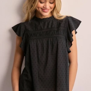 Vero Moda blus - Säljer denna jättefina blusen ifrån vero moda💗💗