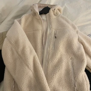 Teddyjacka - Teddyjacka från hm med luva. Använd fåtal gånger