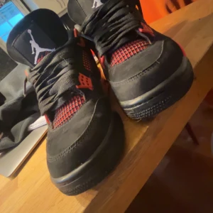 Jordans 4 Red Thunder - Storlek 42  Dem är i ett väldigt bra skick dem har tappat lite färg på sidorna  Skriv för mer bilder privat.