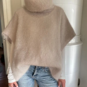 Kortärmad stickad tröja - Jättefin stickad tröja med hög hals, aldrig använd🤩 köpt på Two Angels i Göteborg för 1400kr, one size men passar allt mellan 34-44 enligt hemsidan (jag har vanligtvis 34)🤩 pris går att diskutera