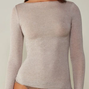 Intimissimi tröja - Säljer min Intimissimi boat neck tröja i modalkashmir i färgen nude🩷 Använd fåtal gånger Storlek - S